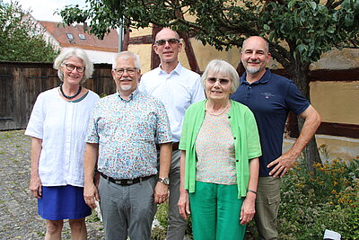Vorstand des Fördervereins ab 2024 Der fünfköpfige Vorstand des Fördervereins steht vor einem Fachwerkhaus